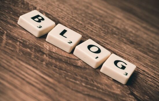 Blog Buchstabenauf braunem Holz