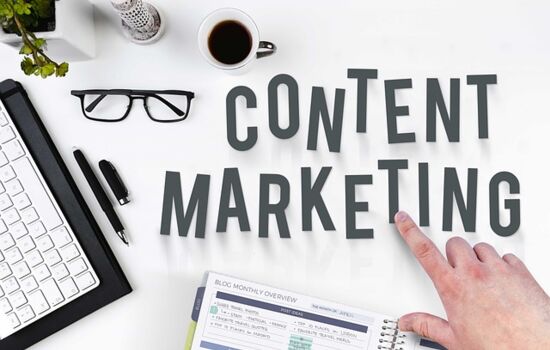 Eine Hand deutet auf den Schriftzug Content Marketing.
