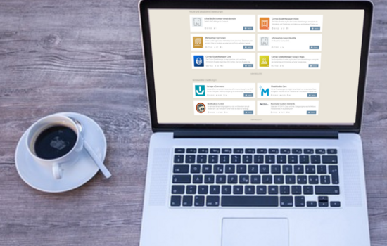 Laptop auf dem Erweiterungen von Contao angezeigt werden. Daneben steht eine Tasse mit Kaffee.