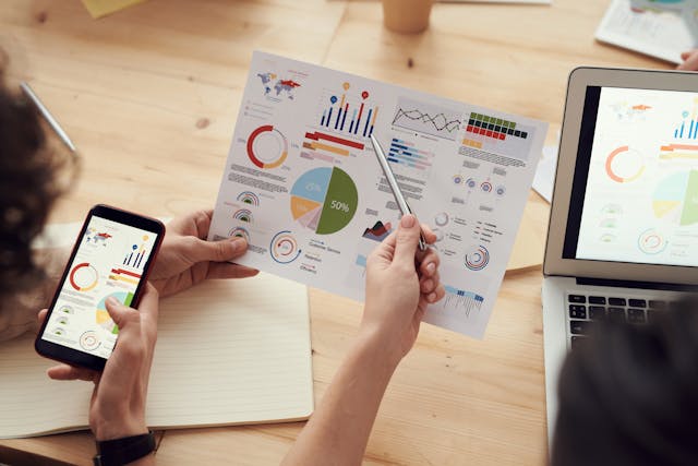 Zwei Personen werten die Analysedaten einer Website aus, um die Strategie anzupassen.