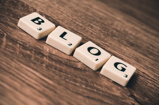 Blog Buchstabenauf braunem Holz
