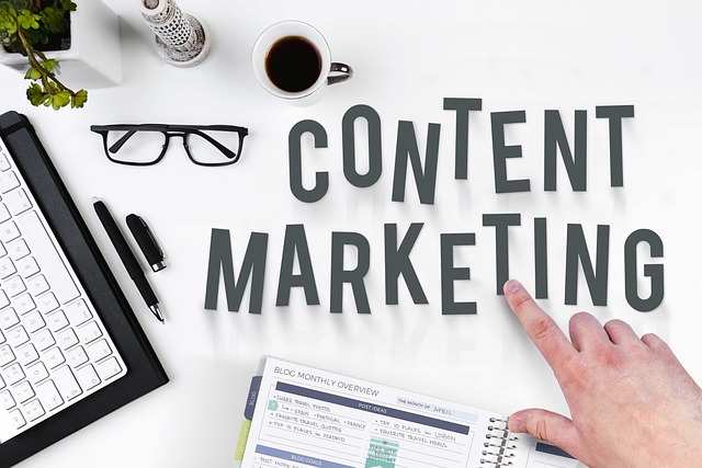 Eine Hand deutet auf den Schriftzug Content Marketing.